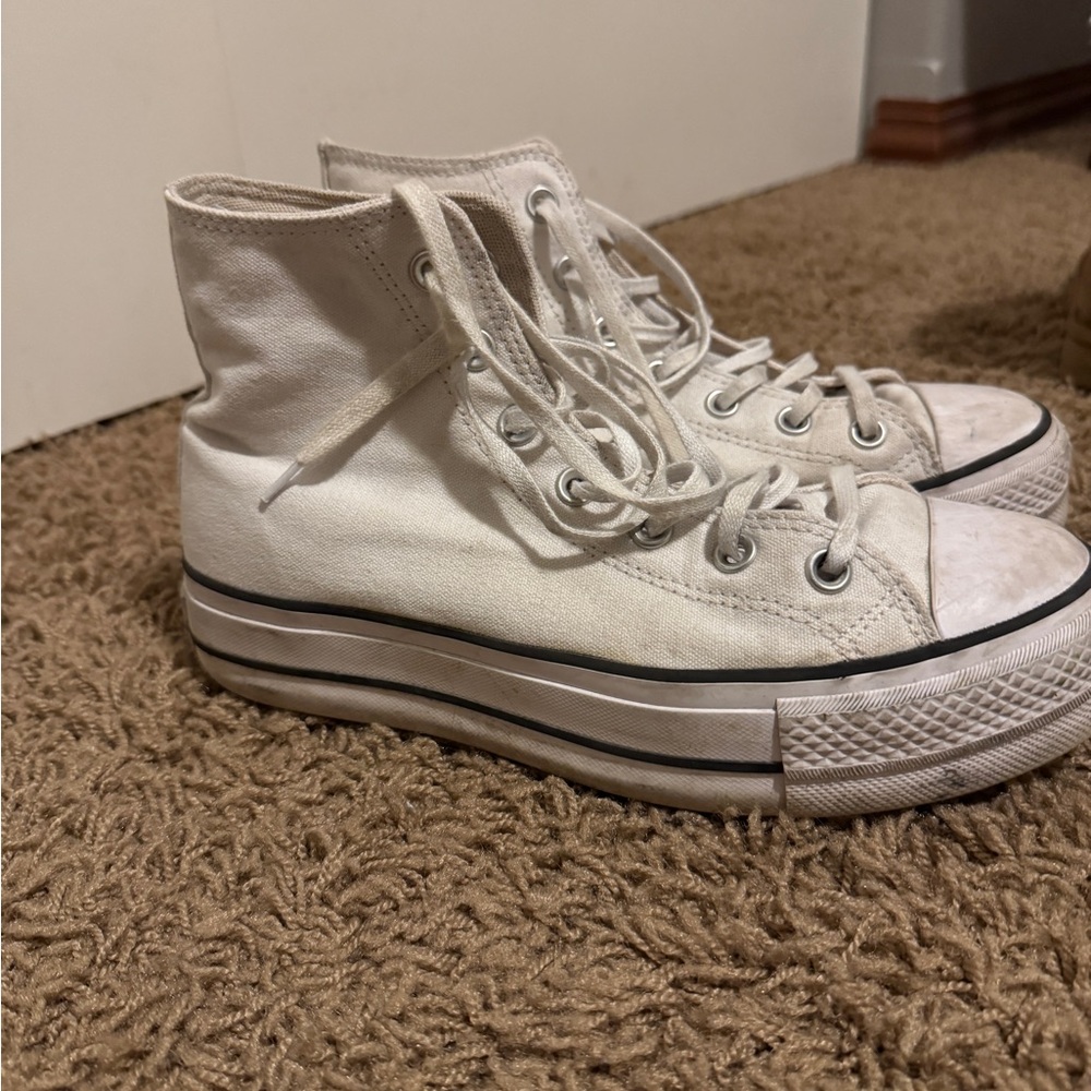 Women’s white conversee size 8